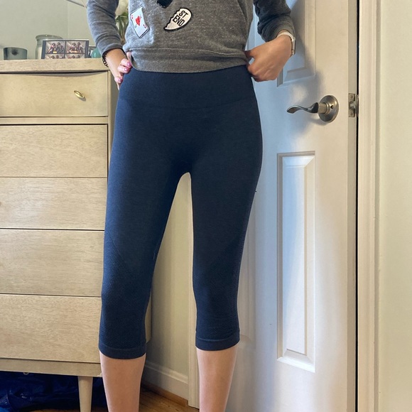 Lululemon bundle— two pairs of thick, compression crops. Size 4. - Picture 4 of 9